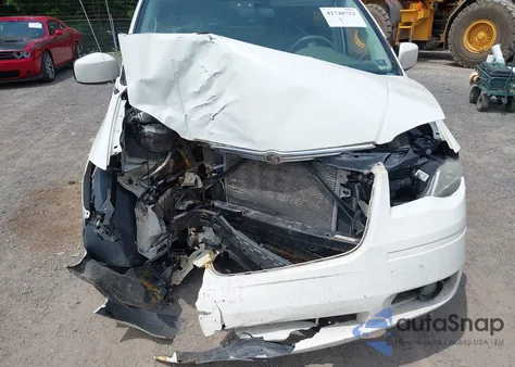 2010 Chrysler Town & Country Touring from USA, damaged, VIN 2A4RR5D13AR110295